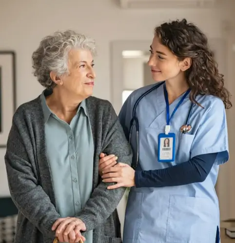 Infirmière qualifiée réalisant des soins sécurisés et personnalisés chez un patient