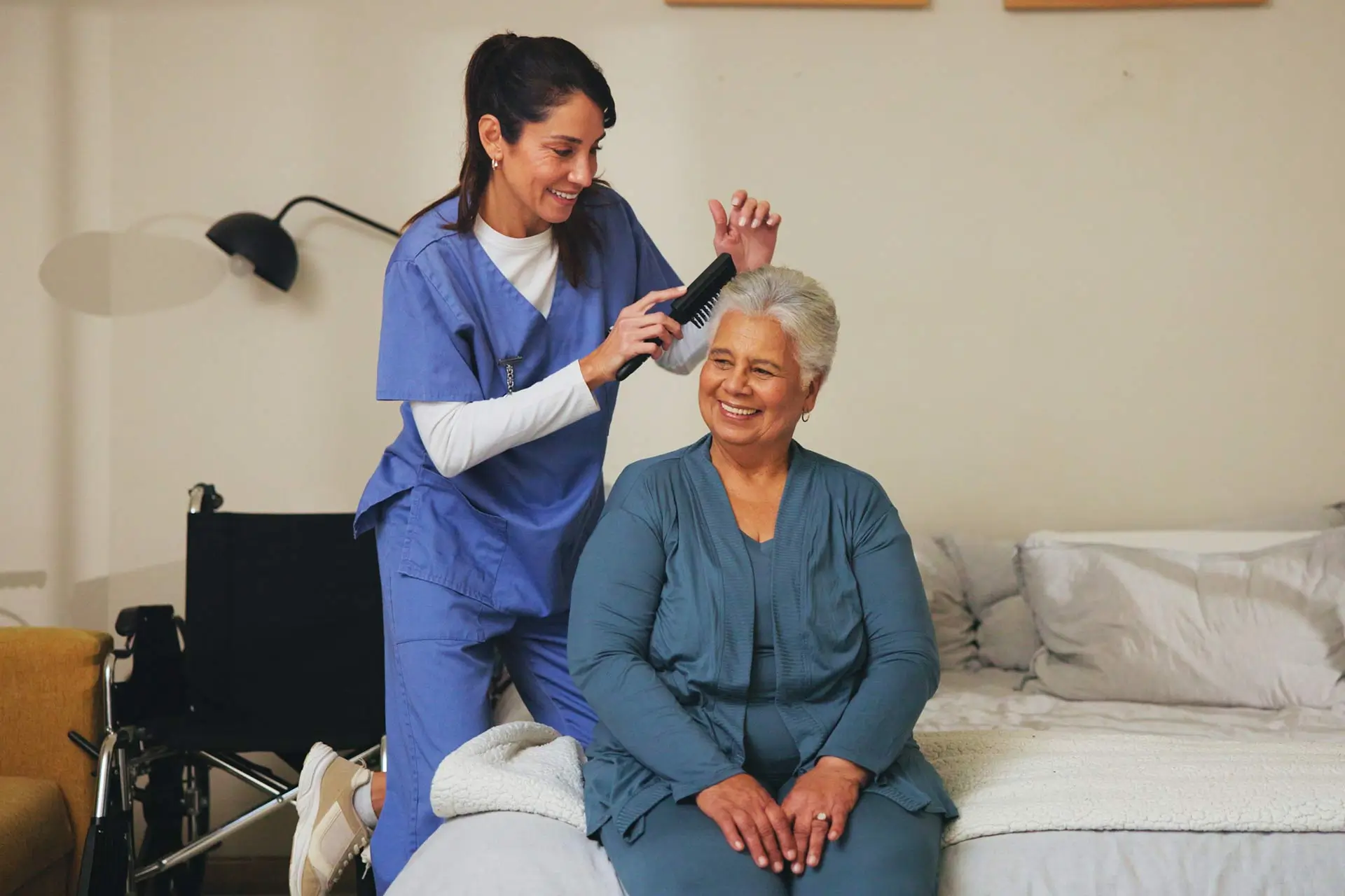 Intervention d’une infirmière pour une toilette complète et un shampoing à domicile, respectant l’intimité et le confort du patient.